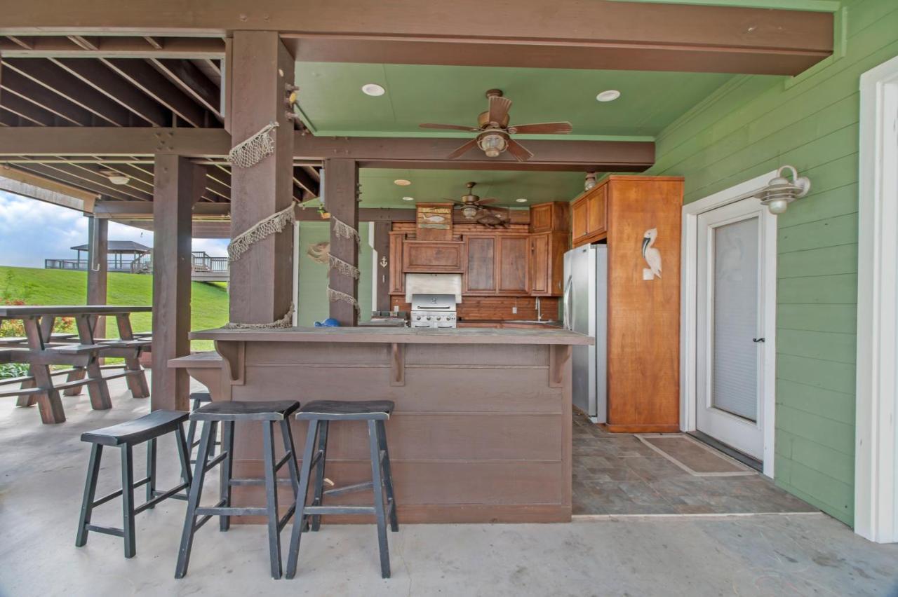 Luxury Waterfront Home Family And Pet Friendly Near Surfside Beach 11 Mins Freeport Esterno foto