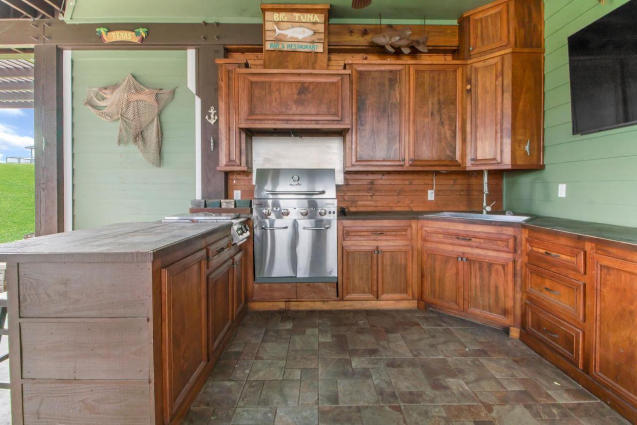 Luxury Waterfront Home Family And Pet Friendly Near Surfside Beach 11 Mins Freeport Esterno foto