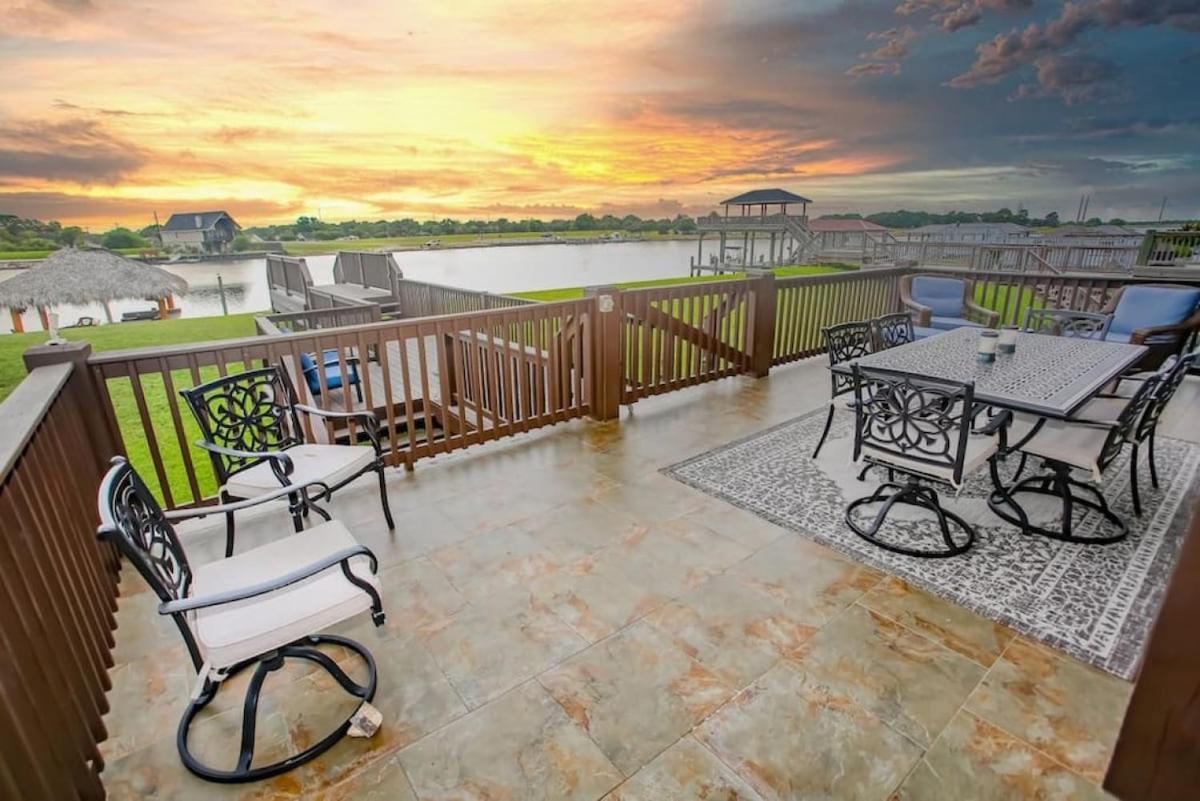 Luxury Waterfront Home Family And Pet Friendly Near Surfside Beach 11 Mins Freeport Esterno foto